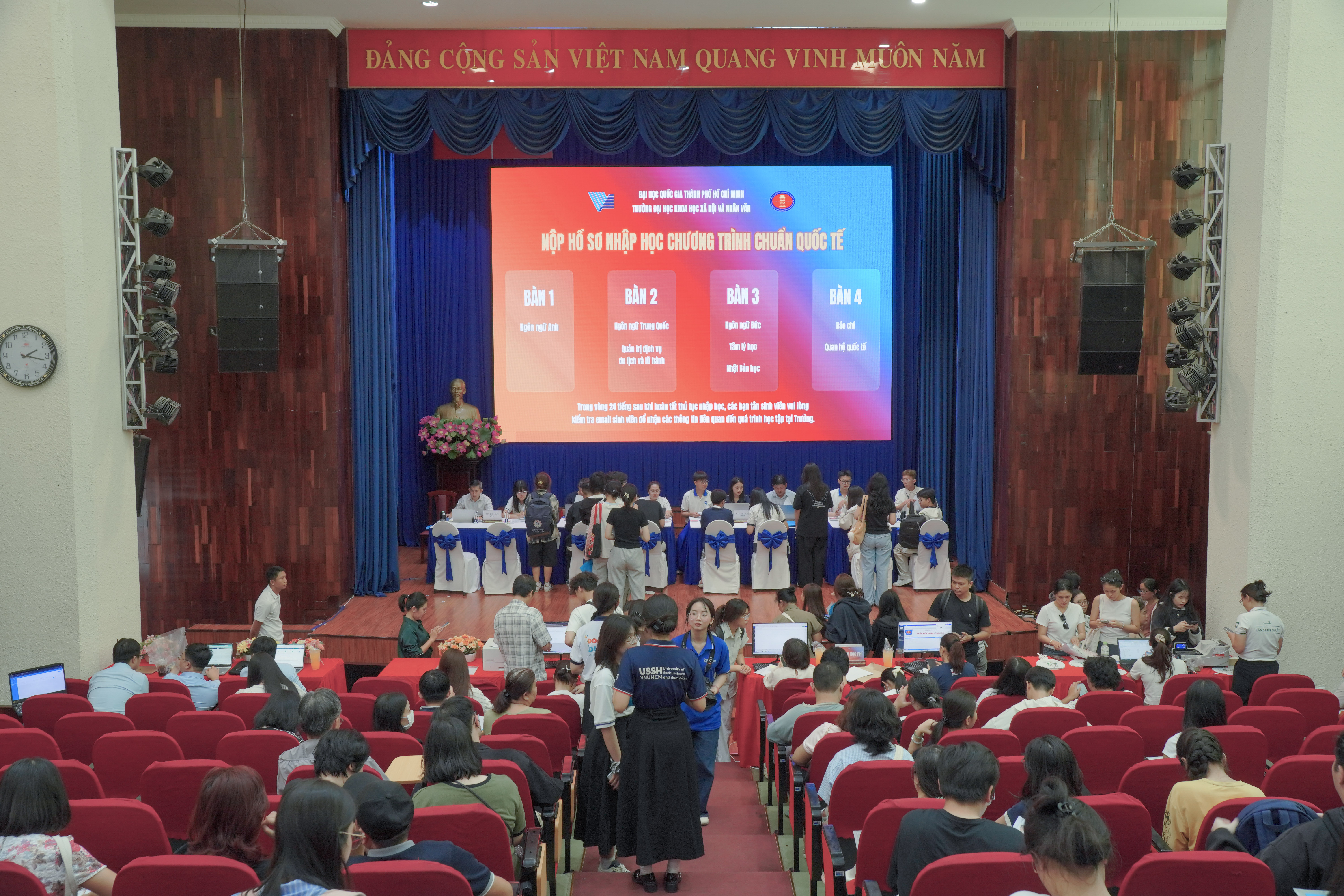 Không khí hân hoan trong ngày đầu nhập học - Ảnh: ĐÌNH VINH