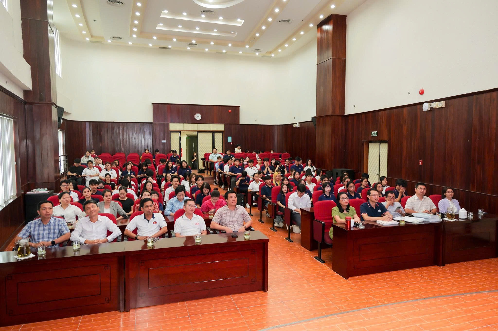 Toàn cảnh buổi lễ khai giảng trực tuyến tại cơ sở Sài Gòn và Linh Xuân - Ảnh: LÝ NGUYÊN, THẢO TIÊN
