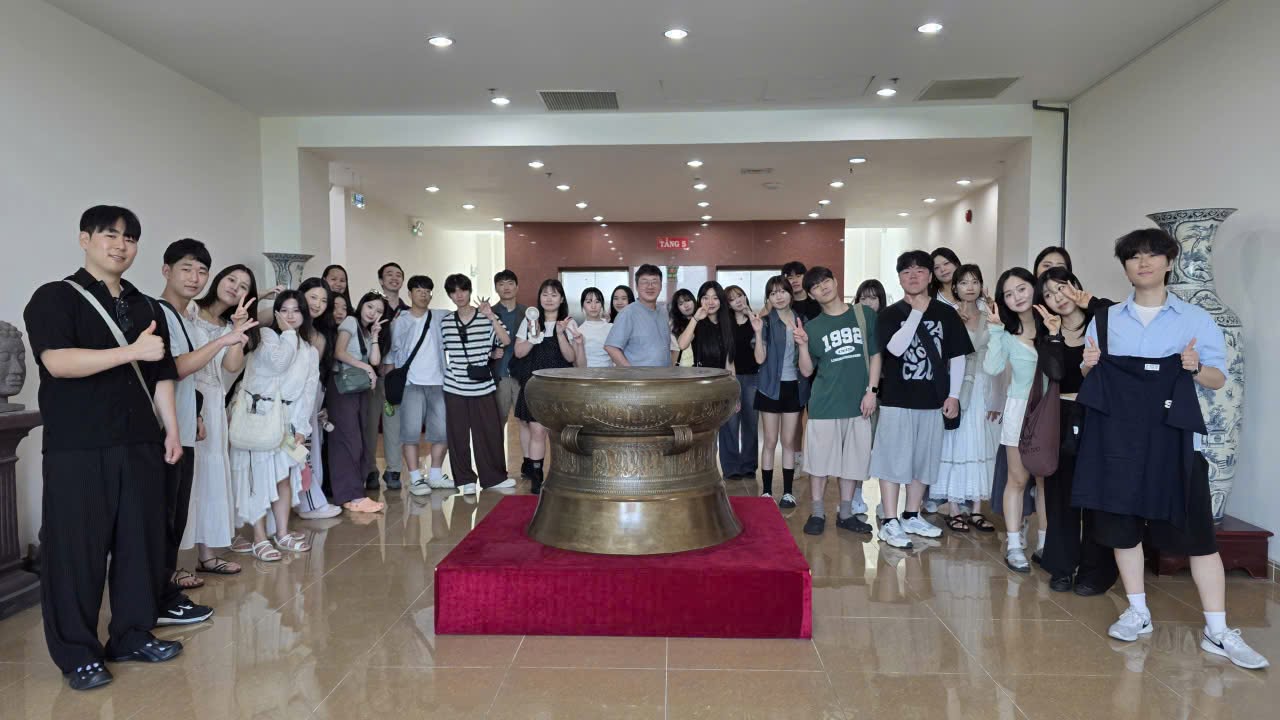 Khám phá Việt Nam qua một "tour" đặc biệt tại Nhân Văn
