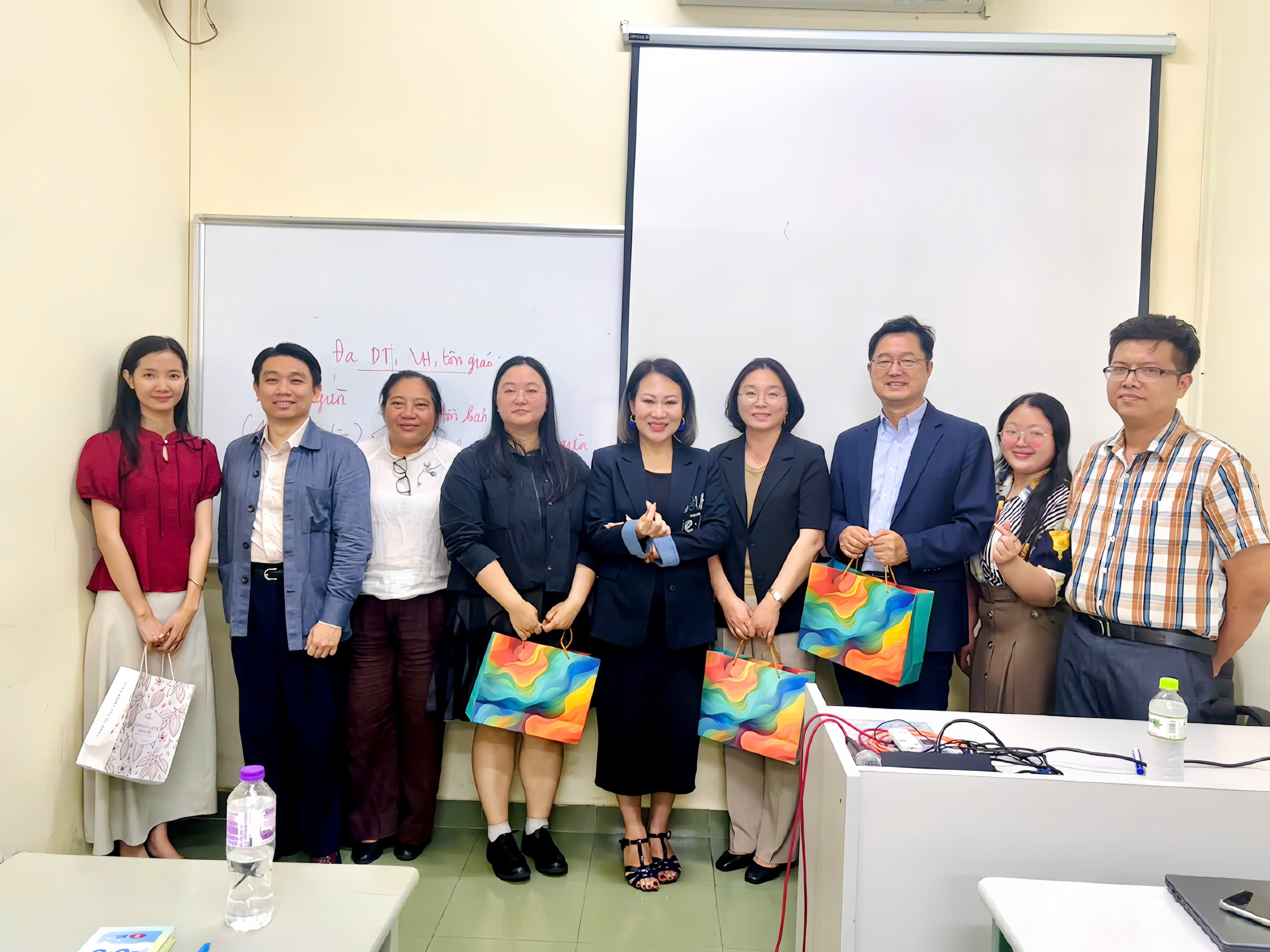 Giao lưu học thuật quốc tế: góc nhìn Hàn Quốc, Trung Quốc về quản trị đa văn hóa và quan hệ tộc người ở châu Á