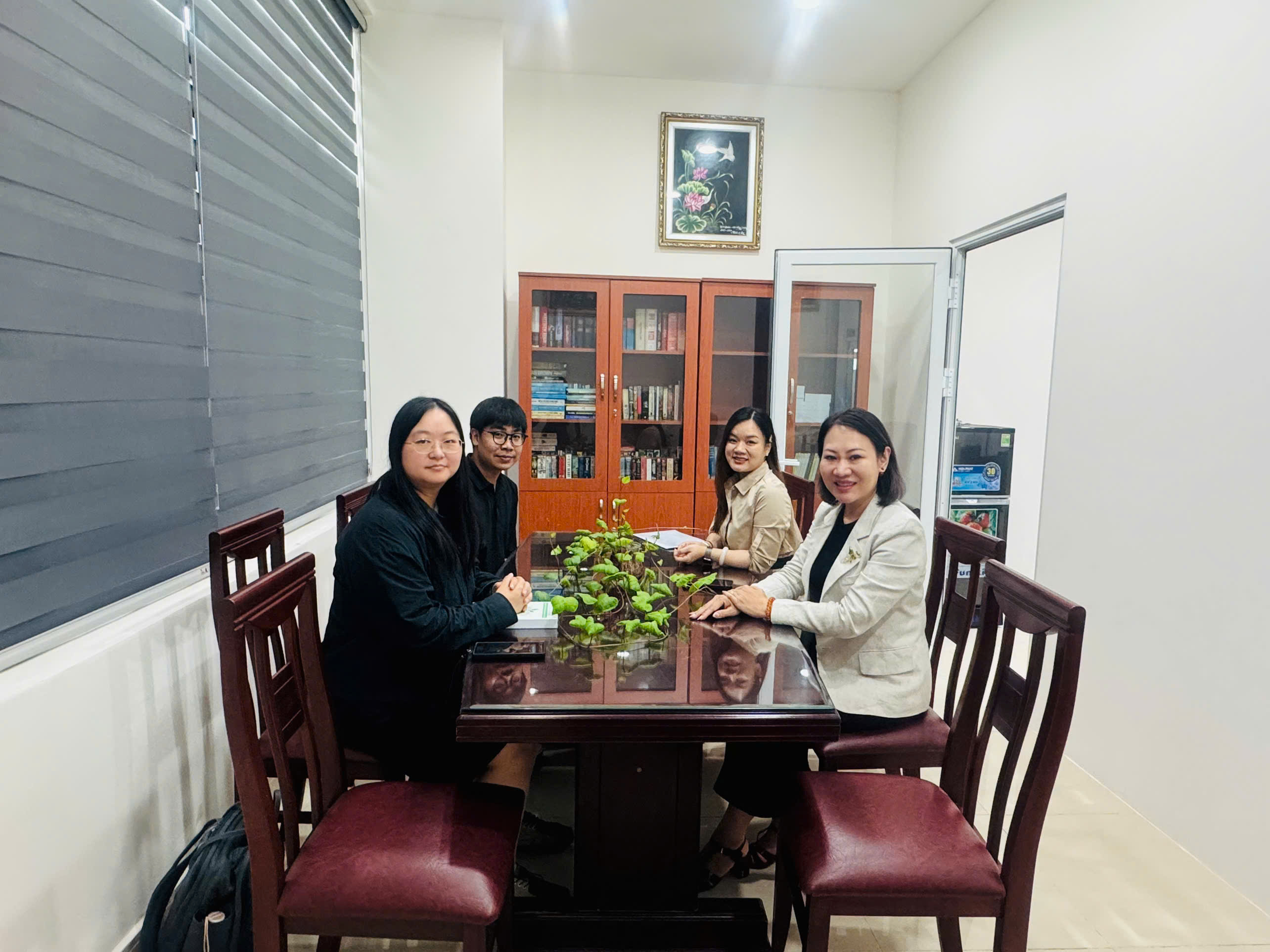 Khoa Đông phương học đón tiếp và làm việc với học giả TS. Hou Zhe đến từ Viện Khoa học Xã hội Thượng Hải