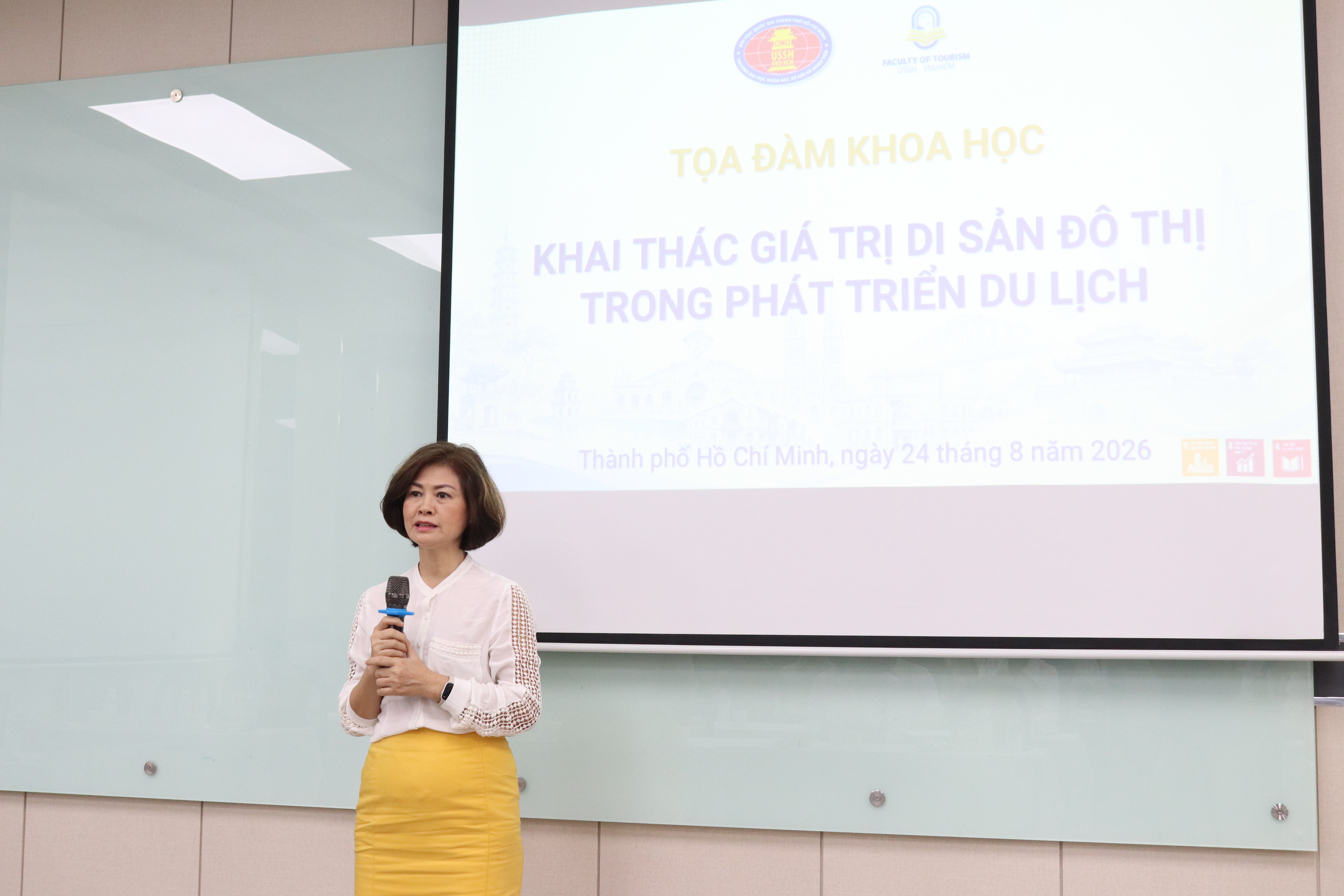 TS. Phạm Thị Thúy Nguyệt chia sẻ, người làm du lịch không chỉ có vai trò đưa du khách đến với di sản mà còn cần biết cách kể chuyện, truyền cảm hứng và giới thiệu chiều sâu của di sản - Ảnh: MINH THƯ