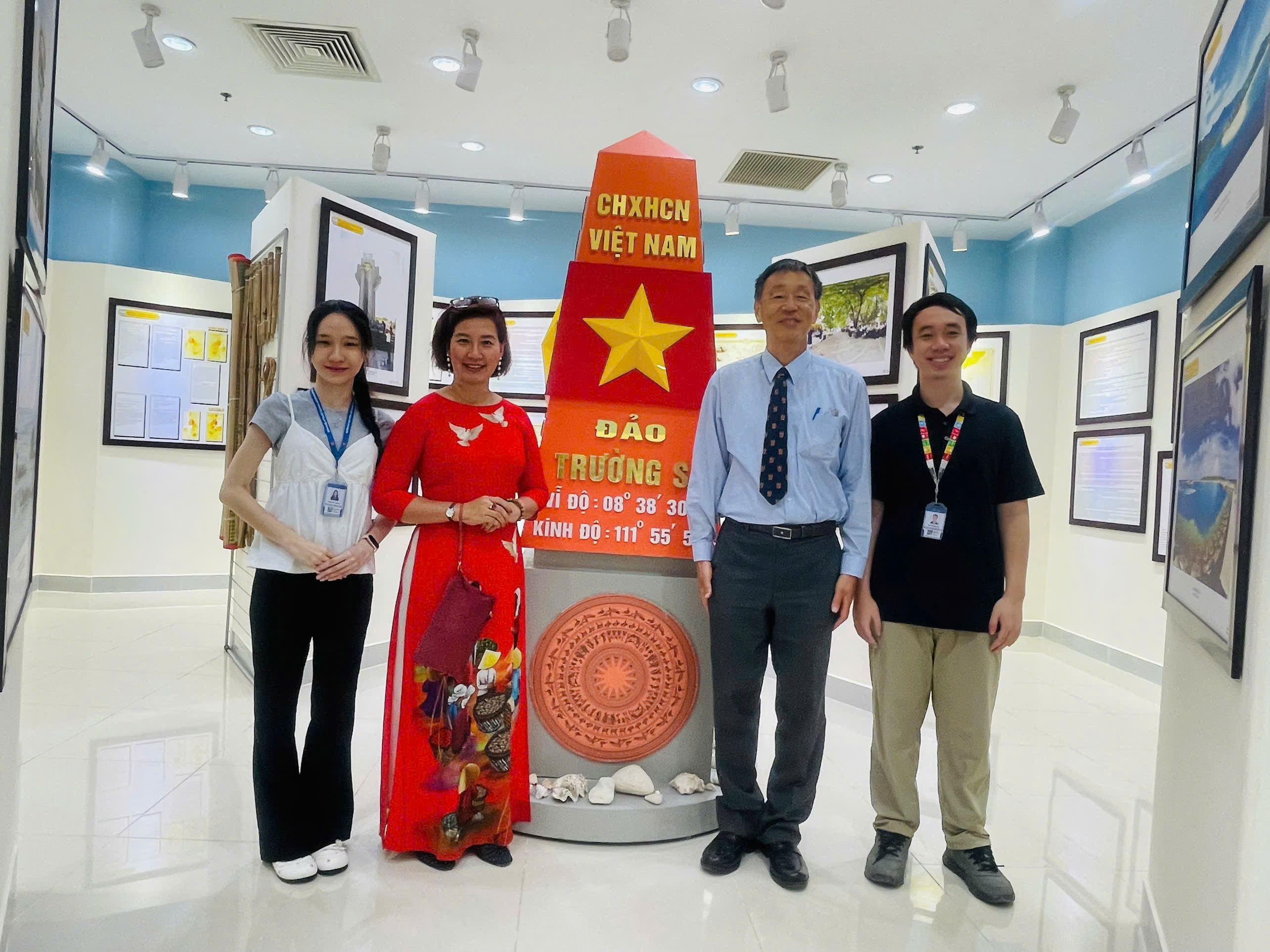 GS. AKIFUMI IWABUCHI THAM QUAN TRUNG TÂM THÔNG TIN, THƯ VIỆN VÀ BẢO TÀNG