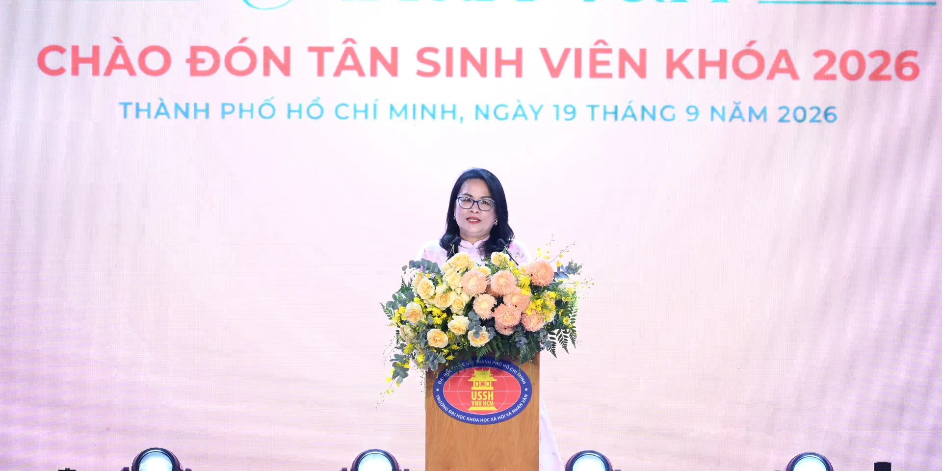 Hiệu trưởng Ngô Thị Phương Lan nhắn nhủ đến với Tân sinh viên khóa 2026: “Thế giới ngày càng ‘phẳng’, con người càng không thể trở nên ‘phẳng’”