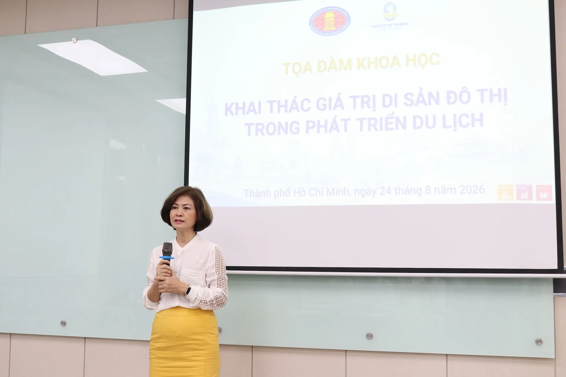 TS. Phạm Thị Thúy Nguyệt chia sẻ, người làm du lịch không chỉ có vai trò đưa du khách đến với di sản mà còn cần biết cách kể chuyện, truyền cảm hứng và giới thiệu chiều sâu của di sản - Ảnh: MINH THƯ